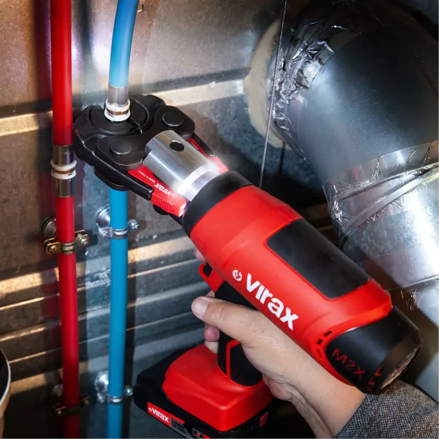 Sertisseuse Virax sur tubes multicouche rouge et bleu